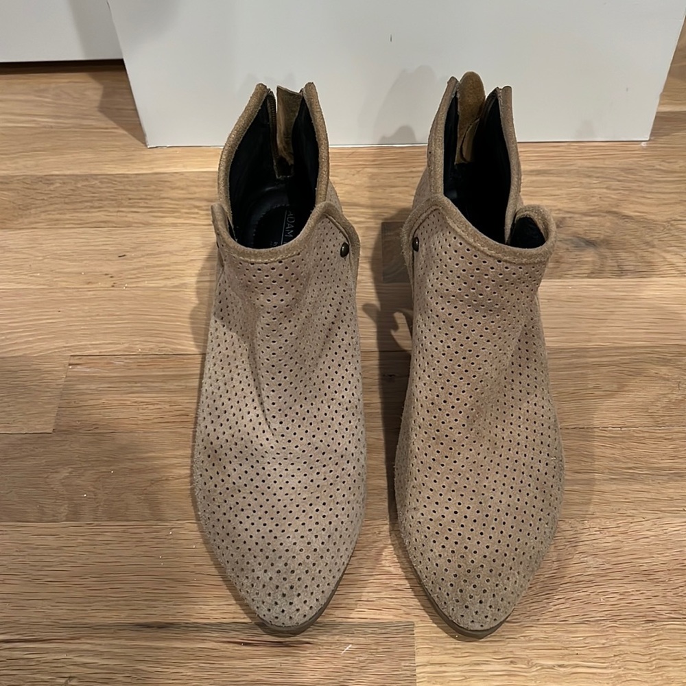 Adam Tucker, 9.5, Light tan.